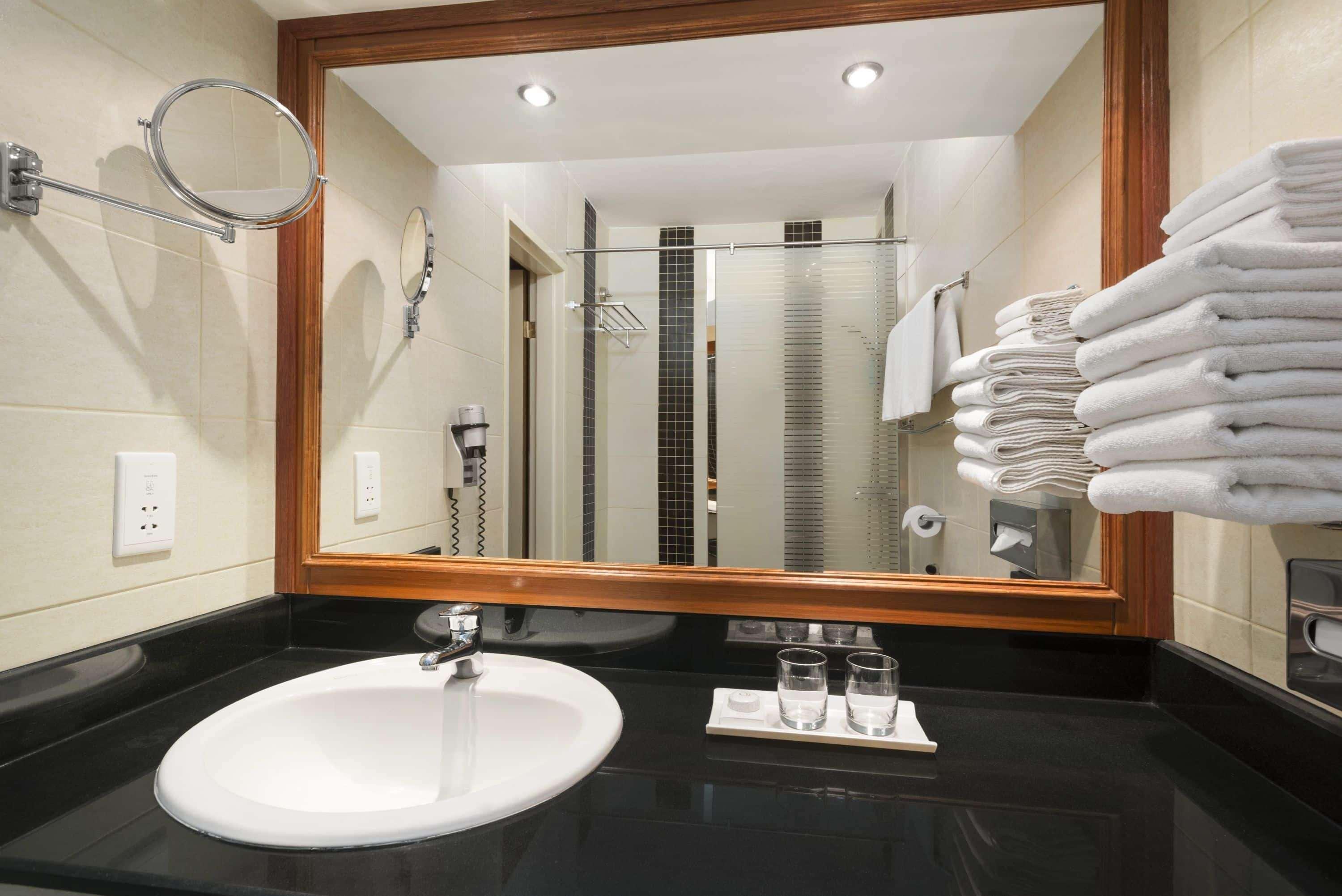Ramada By Wyndham Bahrain Hotel Manamah Buitenkant foto