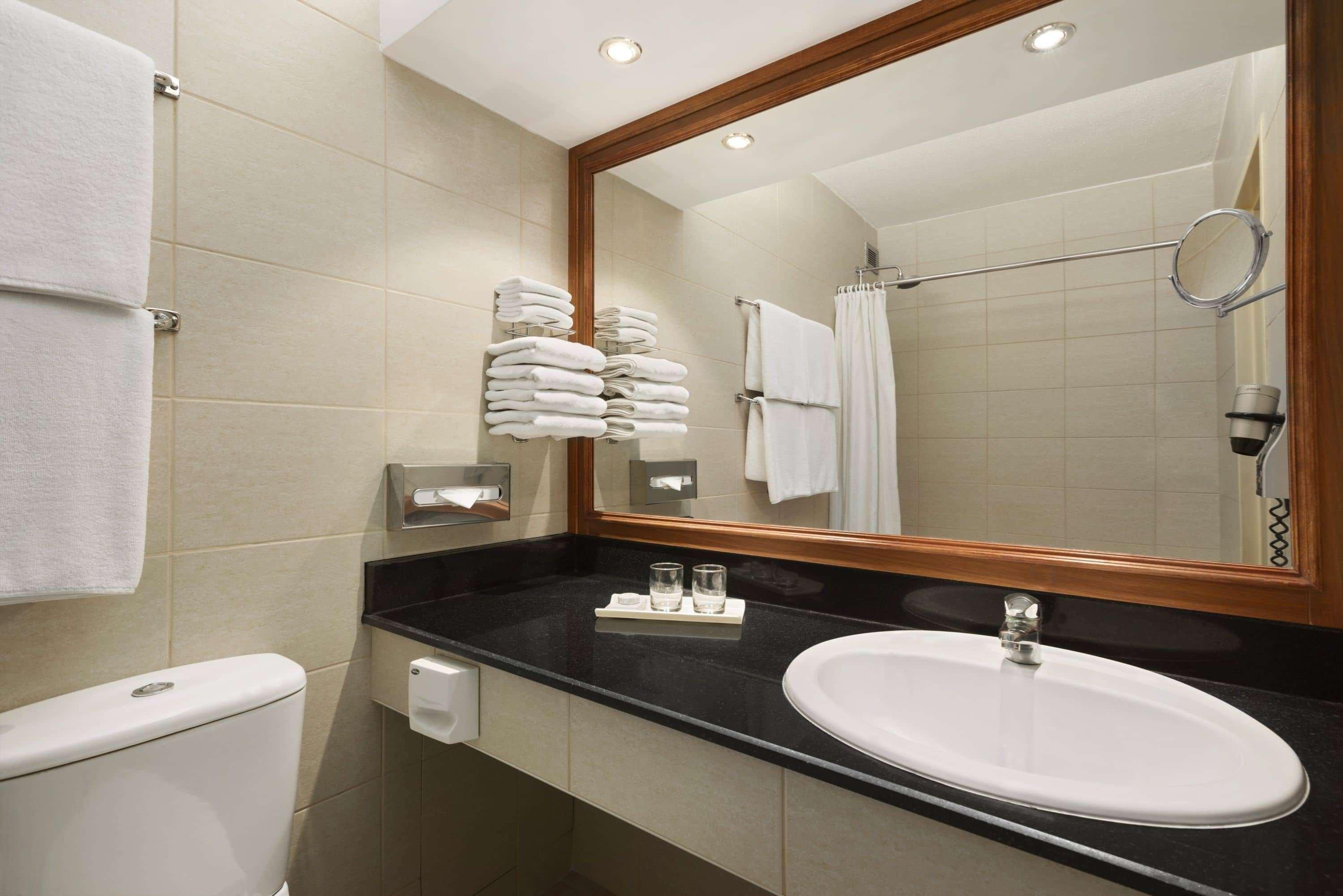 Ramada By Wyndham Bahrain Hotel Manamah Buitenkant foto