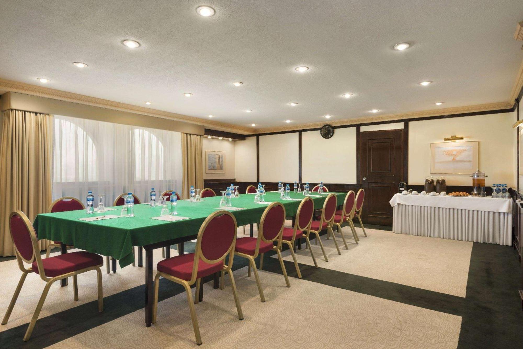 Ramada By Wyndham Bahrain Hotel Manamah Buitenkant foto
