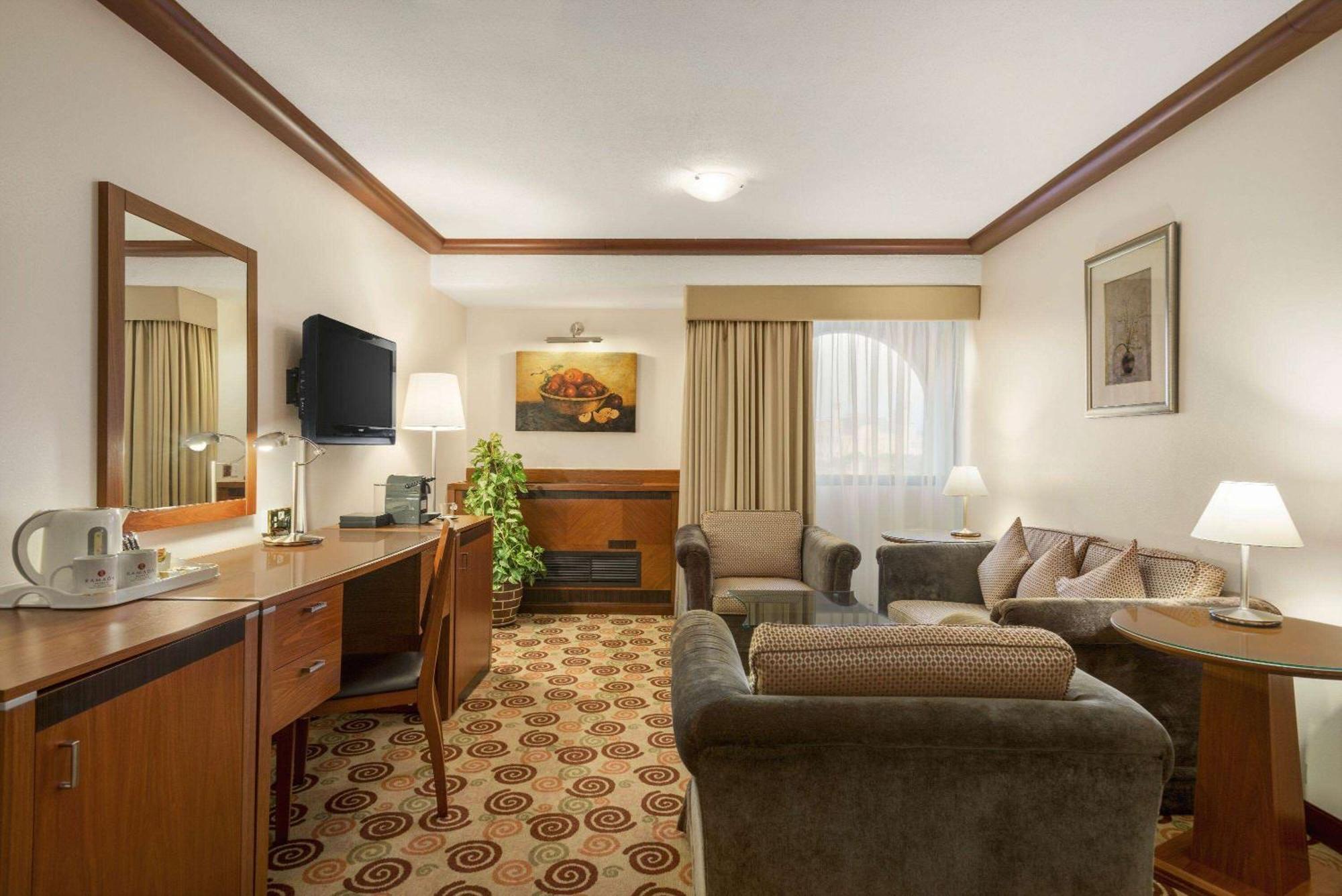 Ramada By Wyndham Bahrain Hotel Manamah Buitenkant foto